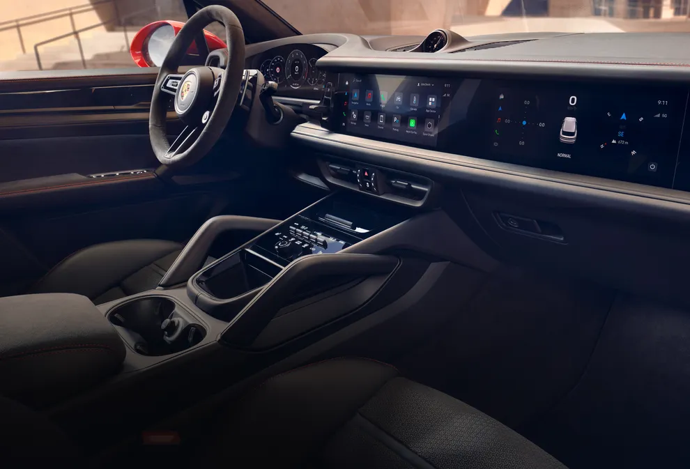 View into the cockpit of the Porsche Cayenne GTS Coupé. 