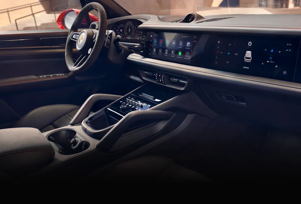 View into the cockpit of the Porsche Cayenne GTS Coupé. 