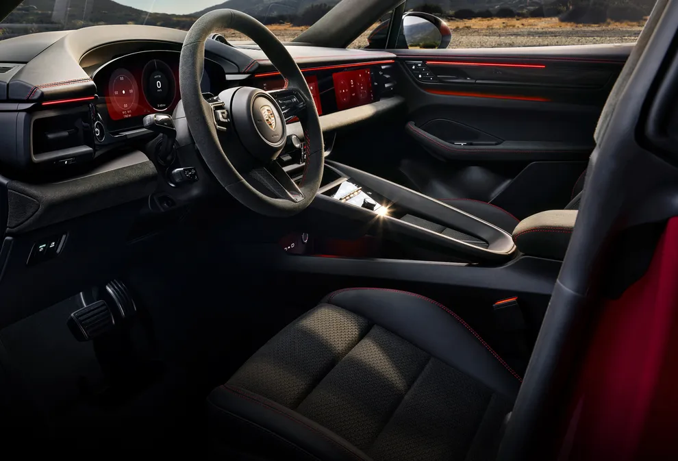 Vista dell'abitacolo dal lato guidatore della Porsche Macan GTS con pacchetto interni GTS in Rosso Carminio.