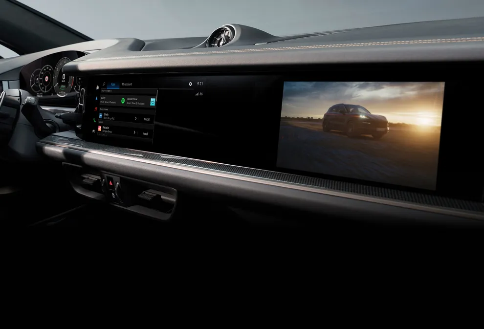 Porsche Cayenne Turbo E-Hybrid Coupé Interieur: Blick ins Cockpit mit Fokus auf das Infotainmentsytem.