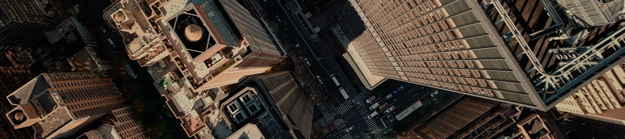 Blick von oben in die Häuserschluchten einer Großstadt.