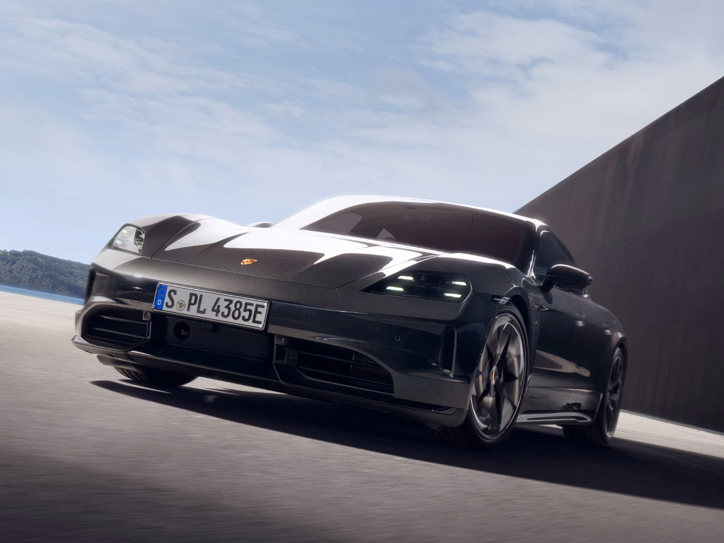 Blick auf die Front eines Porsche Taycan 4S Black Edition in Tiefschwarzmetallic.