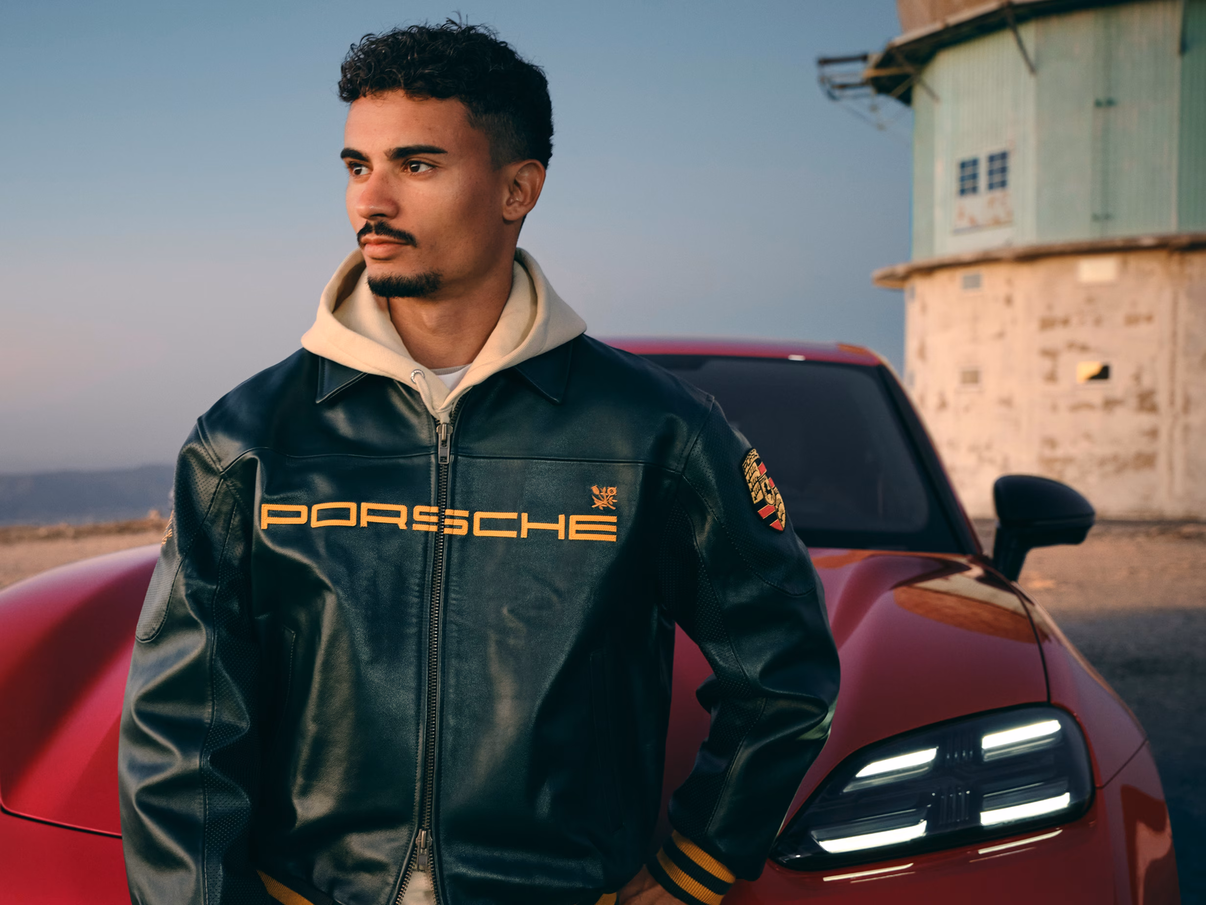 Vue de trois quarts arrière du Porsche Macan GTS en Rouge Carmin.