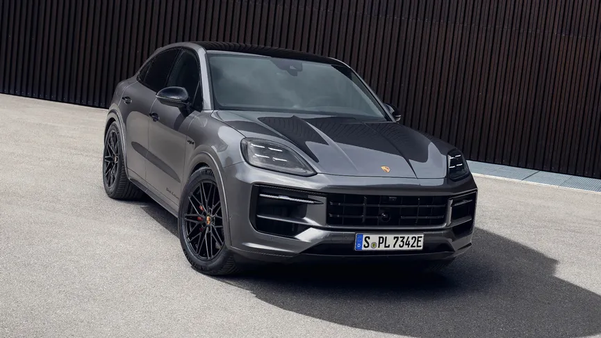 Porsche Cayenne Black Edition in nero cromato metallizzato.