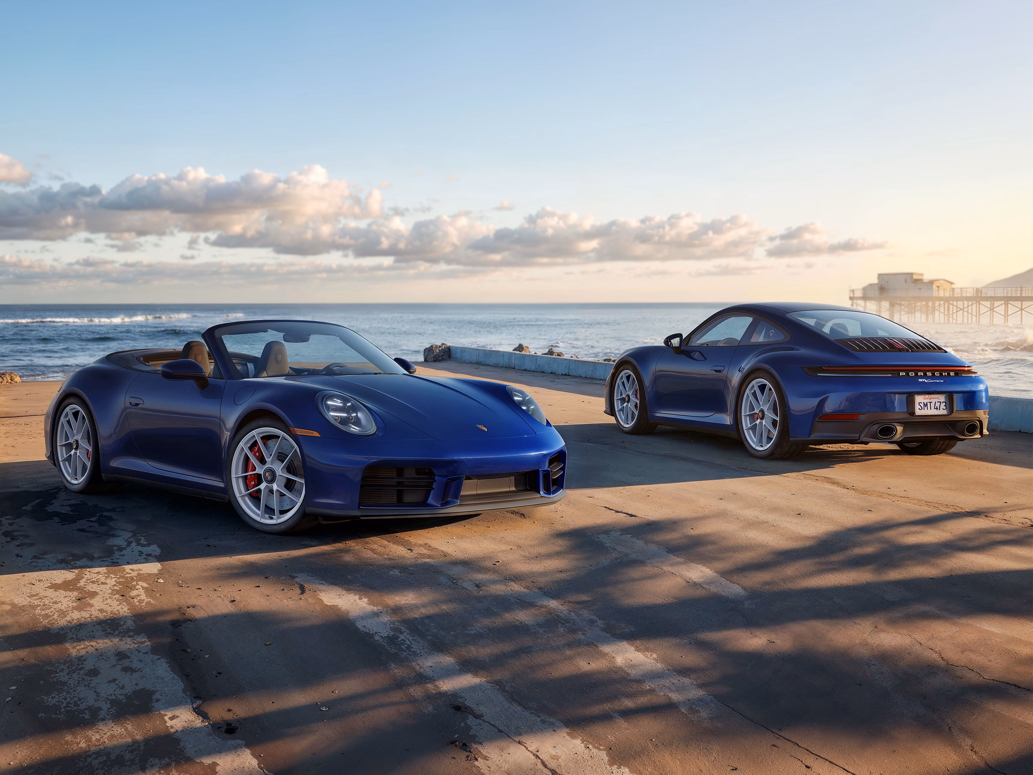 A Porsche 911 Carrera S with MT-Package next to a Porsche 911 Carrera S Cabriolet with MT-Package.