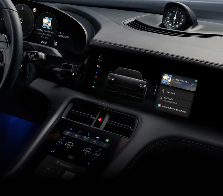 Blick in den Innenraum des Porsche Taycan 4S Black Edition. Der Bildschirm des Infotainment-Systems zeigt die Assistenzsysteme.