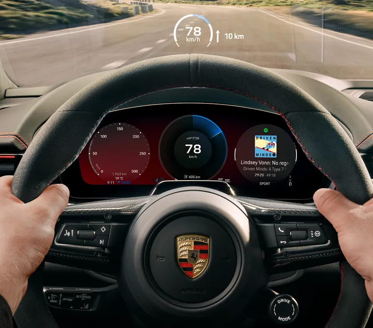 Perspective du conducteur sur l’affichage tête haute à réalité augmentée du Porsche Macan GTS pendant la conduite.