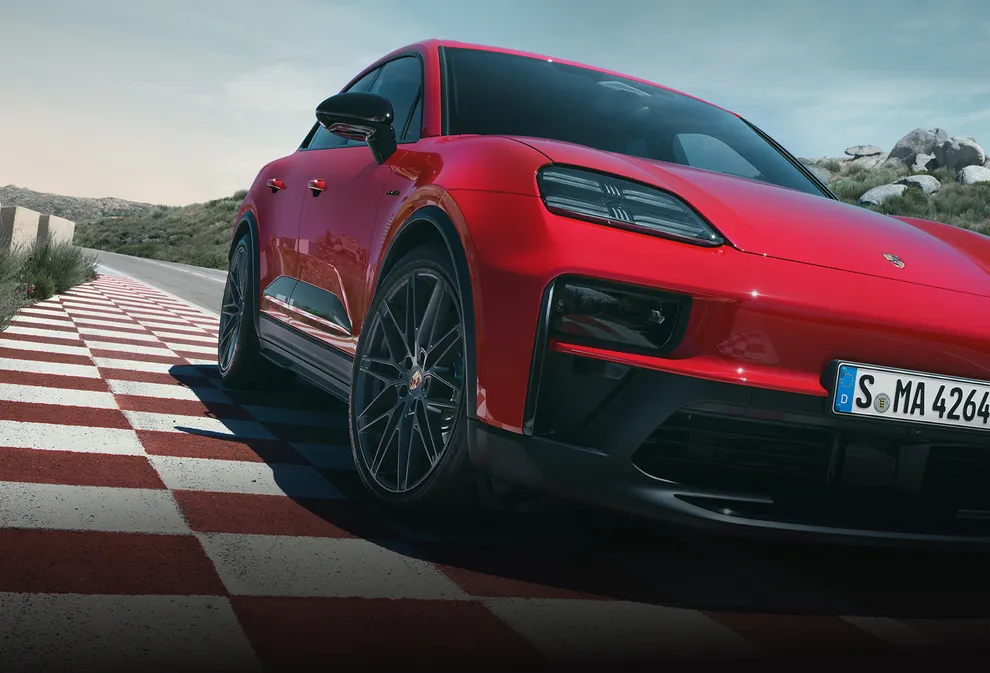 Vista frontal de un Porsche Macan GTS en color Rojo Carmín centrada en los faros principales Matrix LED tintados.