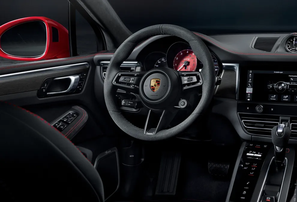 Interior do Porsche Macan GTS: visão detalhada do volante esportivo GT.