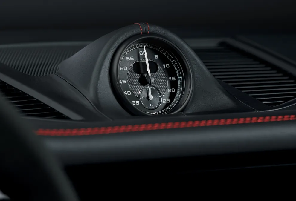 Porsche Macan GTS interior: Detailed view of the stopwatch on the dashboard with the Sport Chrono Package.