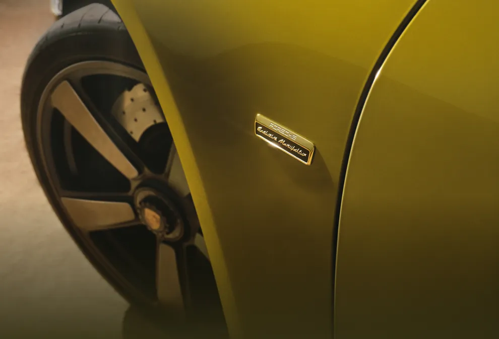 Detailed view of the badge on the fender of the Porsche 911 Spirit 70.