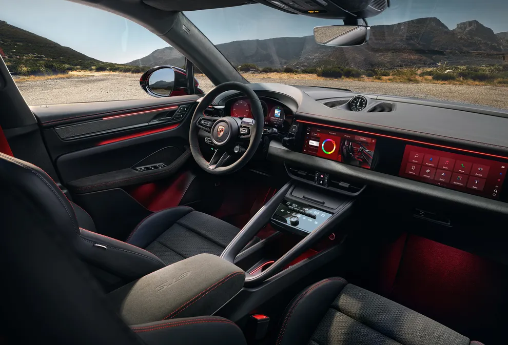 View into the cockpit of the Porsche Macan GTS.