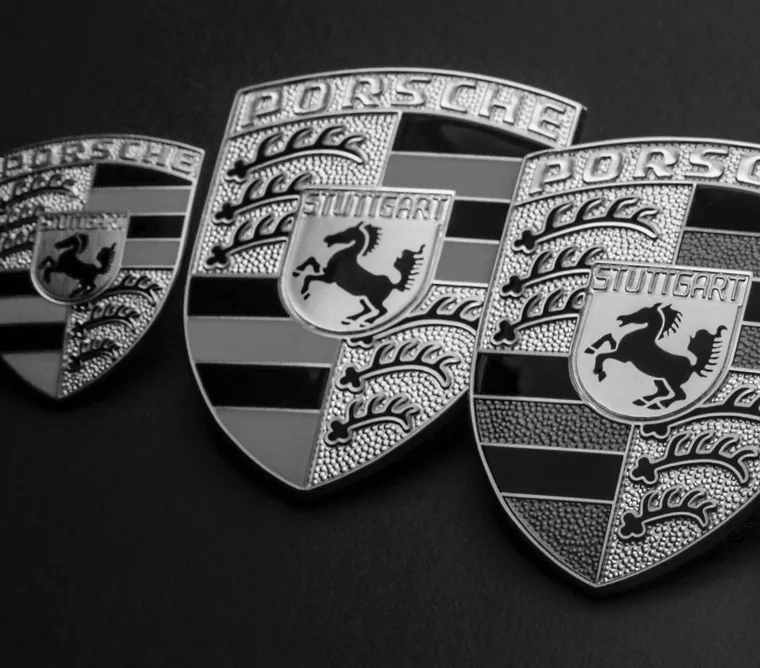 Photo d’archives de l’ancien écusson Porsche.