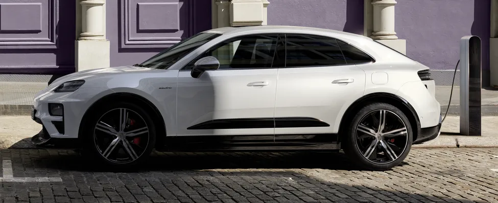 Porsche Macan podczas ładowania.