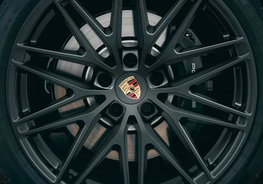 Detaljbild av 6-kolvs monoblock-bromsok i aluminium med svart bromsok på Porsche Macan GTS.