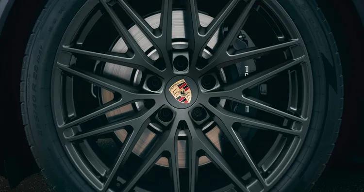 Detailed view of the six-piston aluminum monobloc fixed-caliper brake with Black brake caliper on the Porsche Macan GTS Electric.