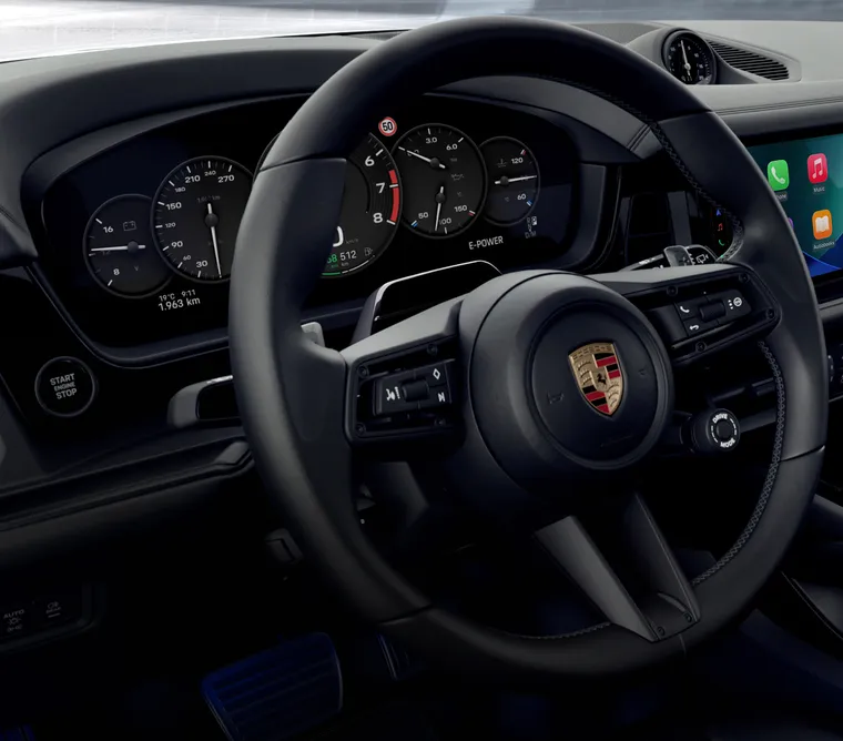 Vista del puesto de conducción del Porsche Cayenne Black Edition centrada en el volante.