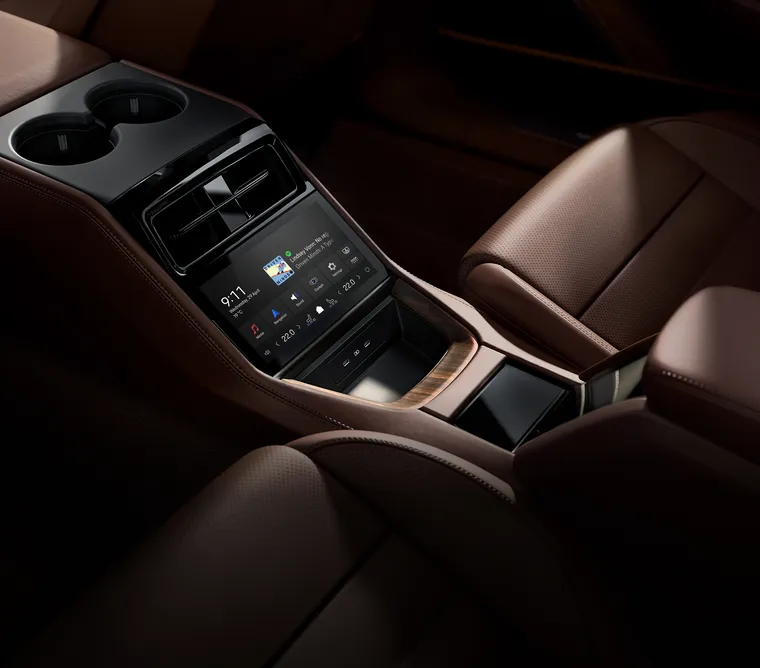 Porsche Panamera 4 E-Hybrid Executive: vista dettagliata della consolle centrale nella zona posteriore con display touch.