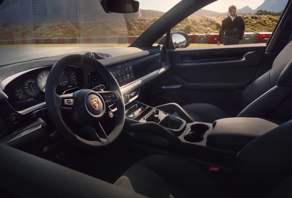 Porsche Cayenne Turbo GT interior: view of the dashboard in the cockpit.