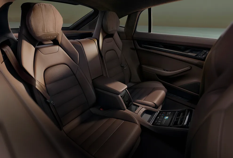 Porsche Panamera 4 E-Hybrid interior: view of the individual comfort seats in the rear.