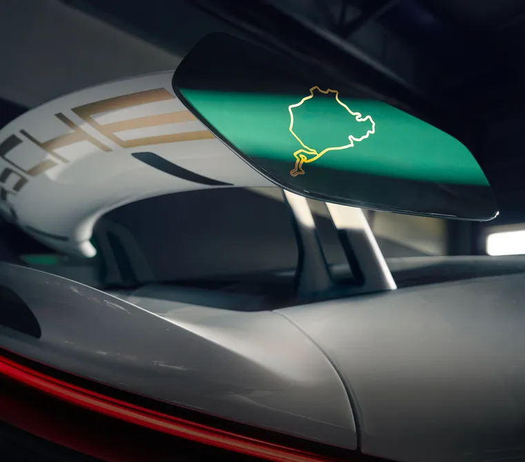 Detailansicht des Flügelblatts des Heckspoilers des Porsche 911 GT3 100 Jahre Nürburgring.