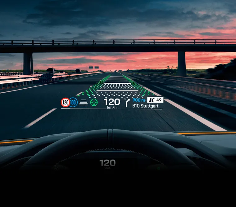 Blick auf das Head-Up Display eines Porsche Cayenne Turbo während der Fahrt.
