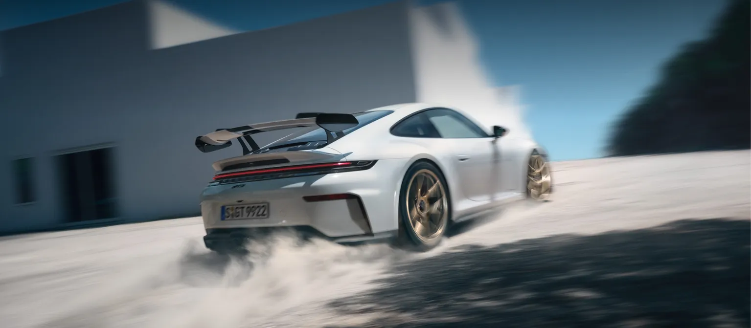 Blick auf das Heck eines fahrenden Porsche 911 GT3 in Weiß.