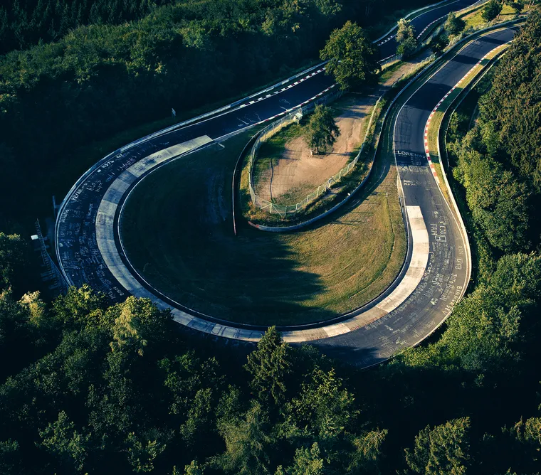 Blick von oben auf die Rennstrecke Nürburgring.