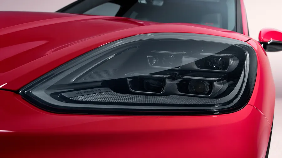 Detailed view of the tinted HD-Matrix LED main headlights on the Porsche Cayenne GTS.