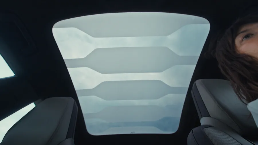 Le Variable Light Control teinte le toit panoramique d'une Porsche Cayenne Turbo Coupé.