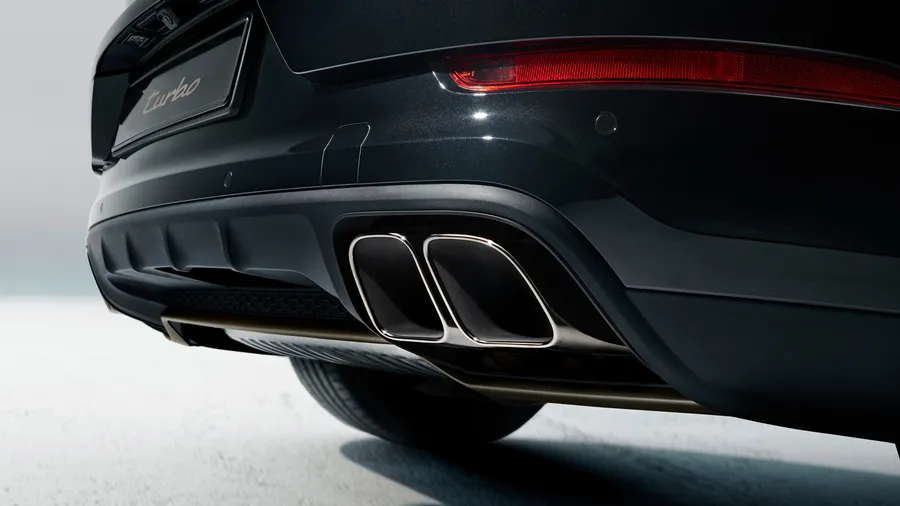Detailansicht der Abgasanlage mit Doppelendrohren in dunkelbronze beim Porsche Cayenne Turbo E-Hybrid Coupé.