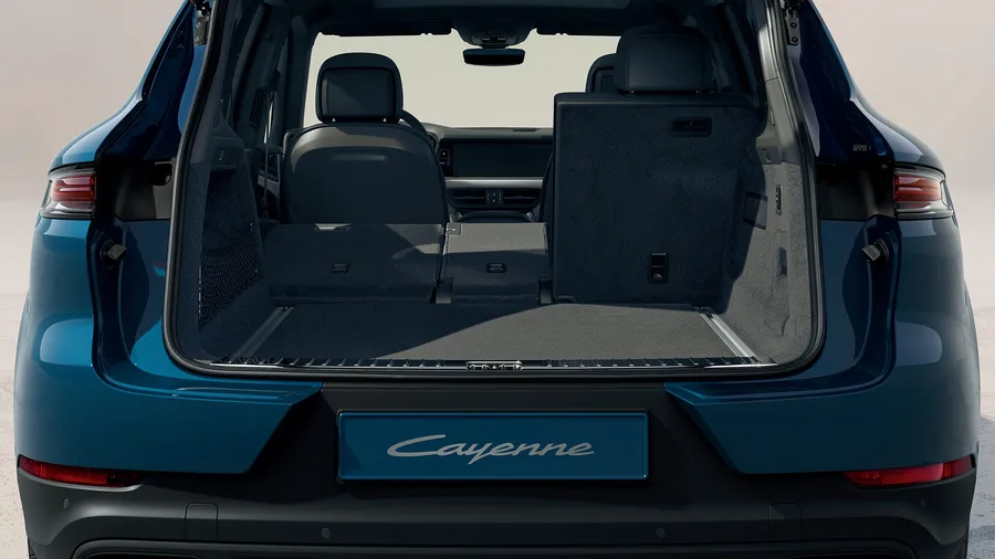 Porsche Cayenne en Bleu Montego métallisé. Vue arrière, coffre à bagages ouvert.