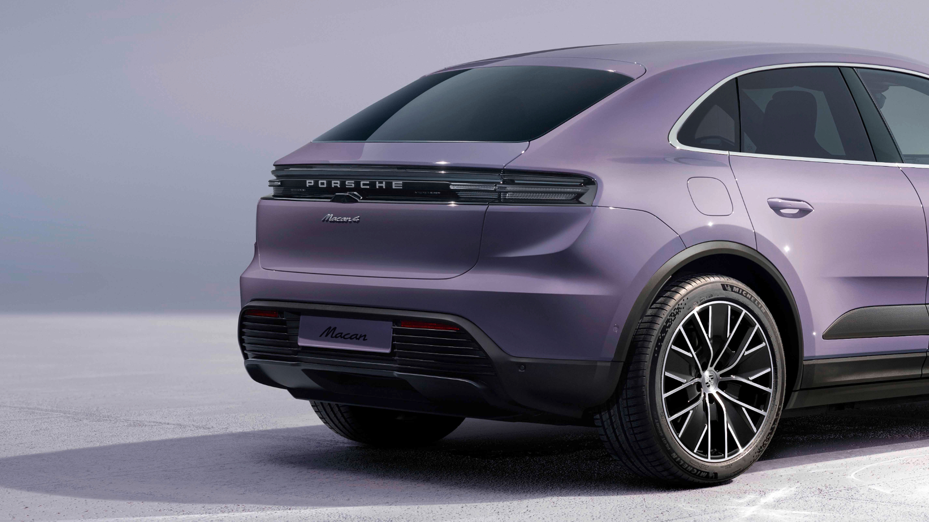 포르쉐 Macan 4 Electric 공식 후면 실차 이미지