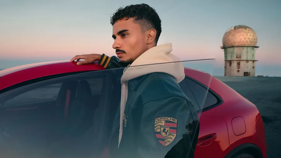 Geöffnete rahmenlose Fahrertür eines Porsche Macan GTS.