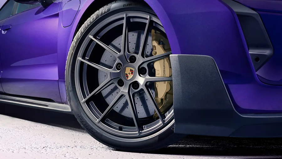 Porsche Taycan Turbo GT mit Weissach-Paket. Detailansicht 21-Zoll Aluminium-Schmiederäder und Bremssättel in Victory Gold.