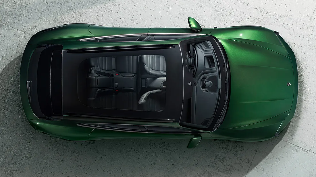 Blick von oben / aus der Vogelperspektive auf den Porsche Taycan Turbo Cross Turismo in Oakgrün neo.
