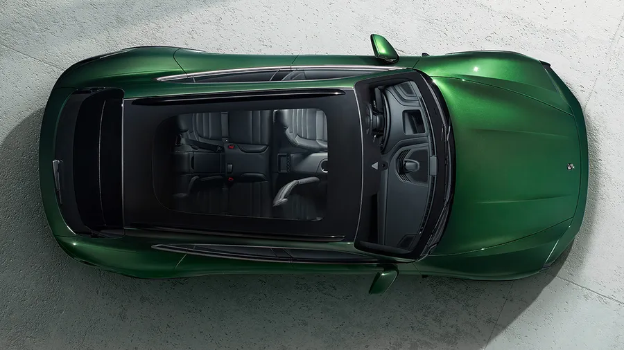 Blick von oben / aus der Vogelperspektive auf den Porsche Taycan Turbo Cross Turismo in Oakgrün neo.