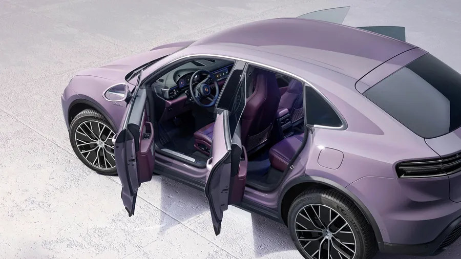 Porsche Macan 4 in Provence, Interieur mit Lederpaket in Schwarz-Brombeer, mit offener Beifahrertür.