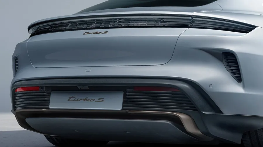 Porsche Taycan Turbo S in Eisgraumetallic. Detailansicht der Akzente in turbonit am Heck.