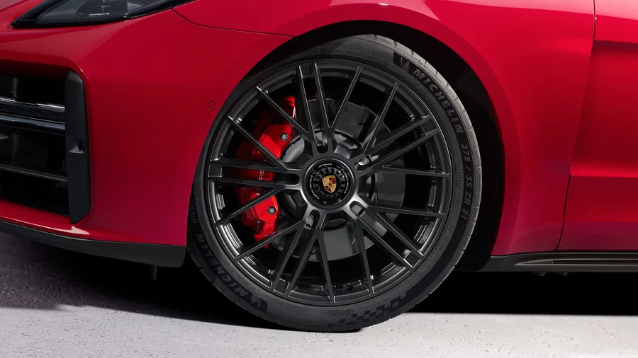 Porsche Panamera GTS w kolorze Carmine Red. Koncentracja na 21-calowych obręczach Panamera Turbo S z centralną śrubą.