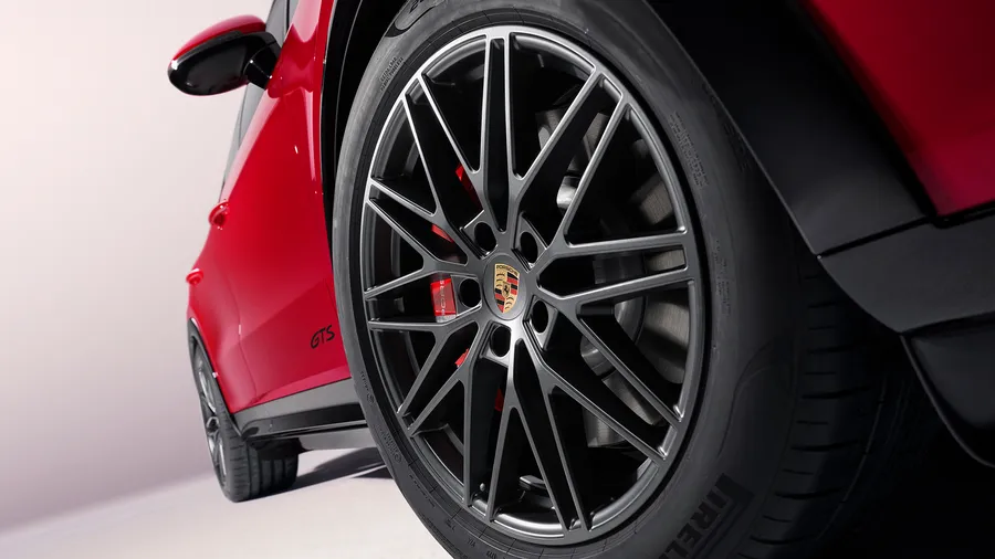 Detaljerad vy av 21-tums RS Spyder Design-hjulet på Porsche Cayenne GTS.