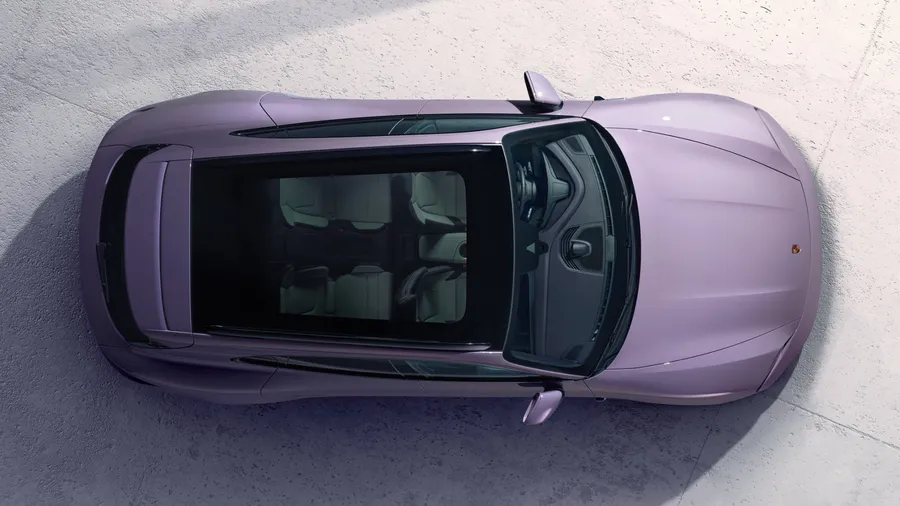 Blick von oben / aus der Vogelperspektive auf den Porsche Taycan 4S Sport Turismo in Provence.