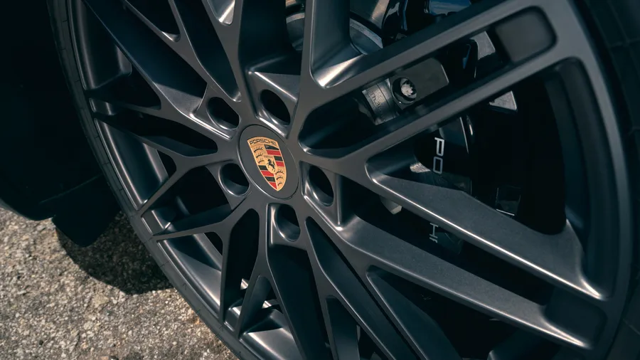 Detailansicht des 22-Zoll RS Spyder Design Rads in Anthrazitgrau beim Porsche Macan GTS.