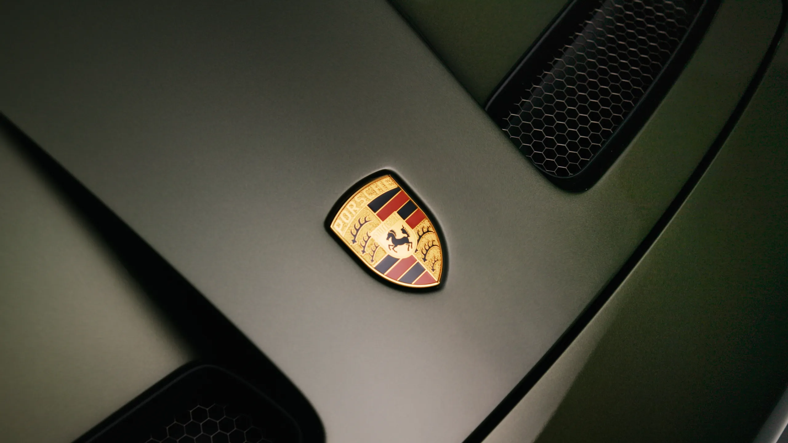 Features of the Porsche 911 GT3 90 F. A. in F. A. Greenmetallic.