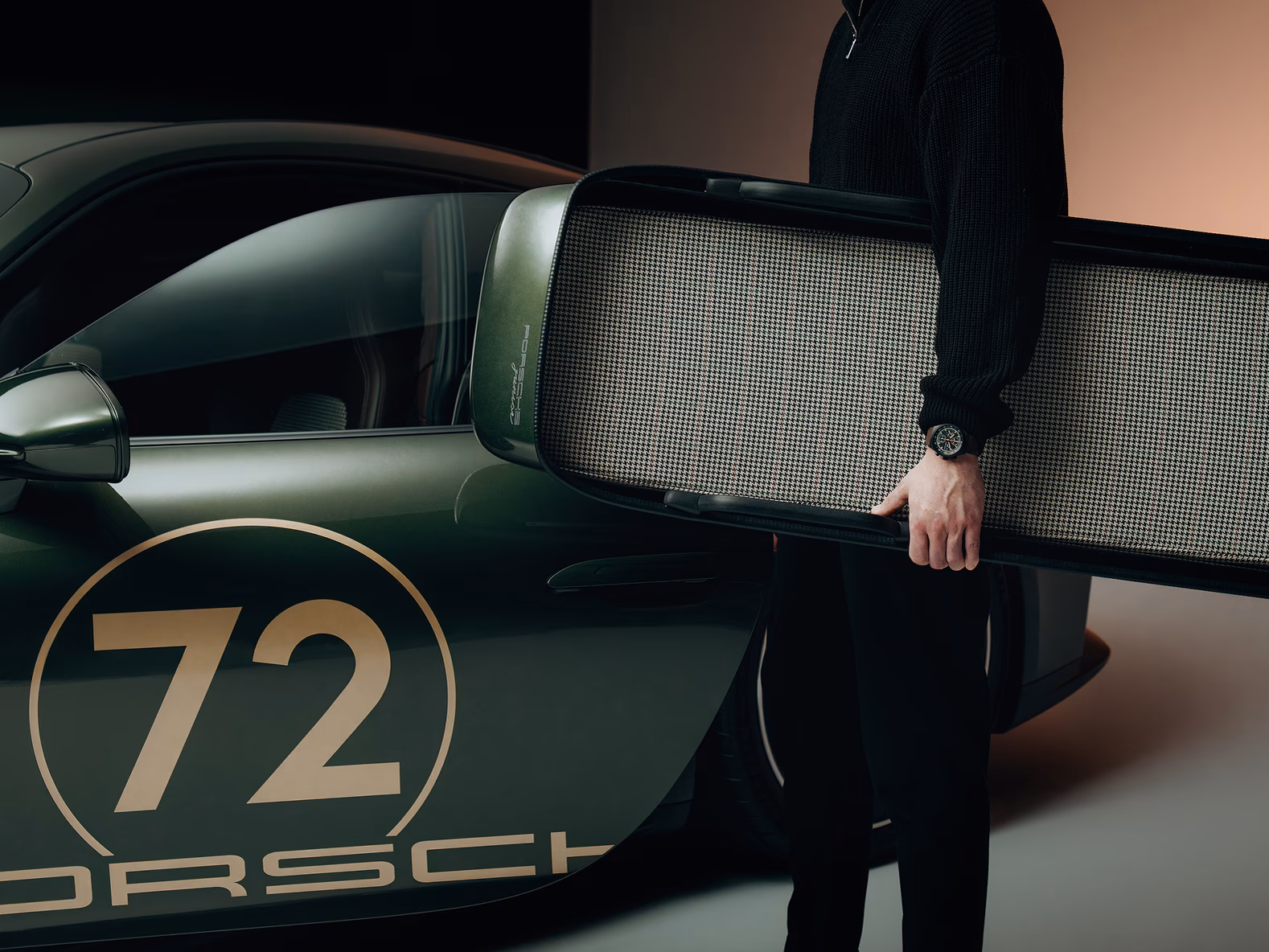 Trineo deportivo Porsche Junior junto a un 911 GT3 90 F. A. Porsche en color Verde F. A. Metalizado.