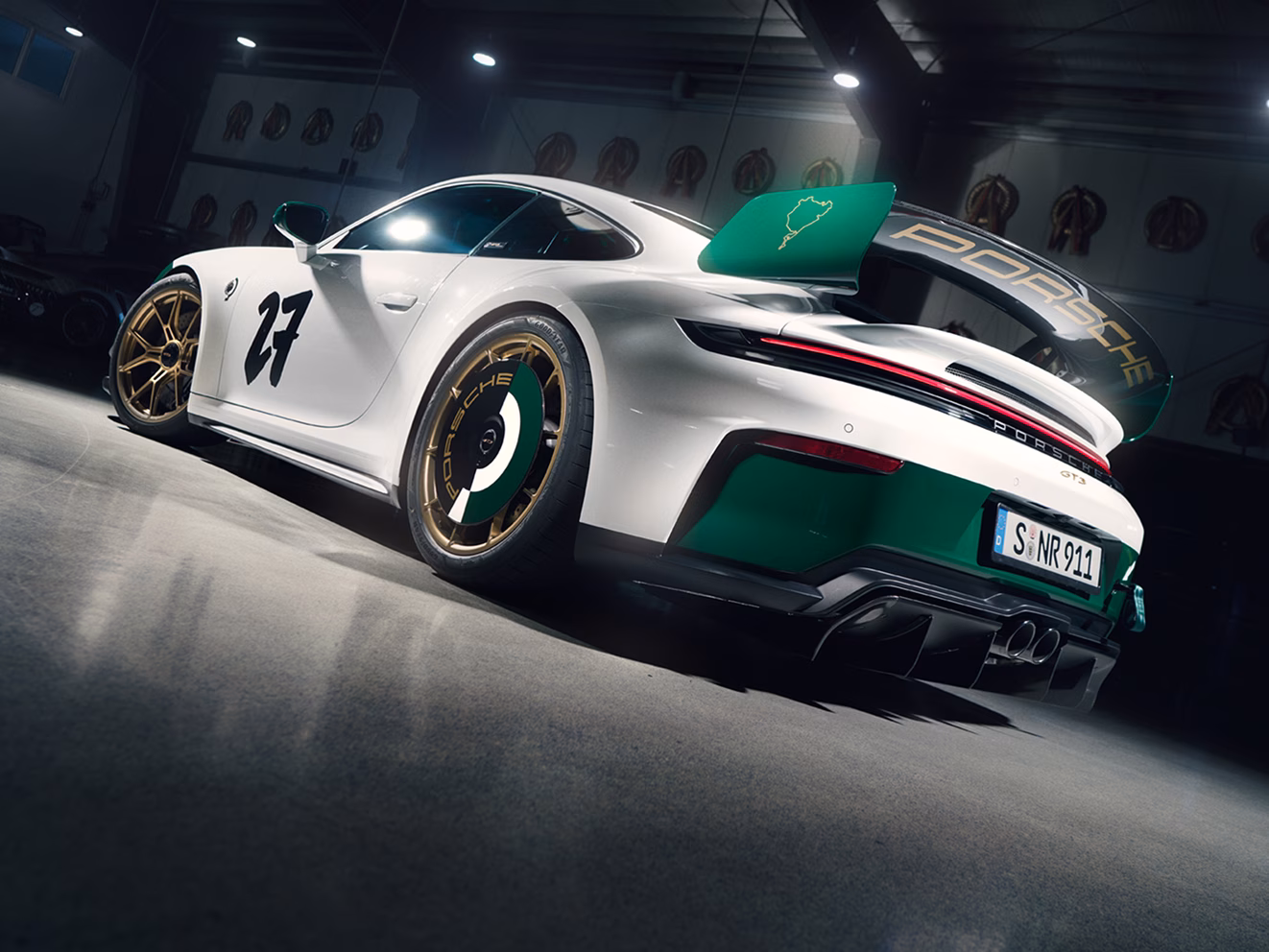 Ein beschleunigender Porsche 911 GT3 100 Jahre Nürburgring mit Manthey Kit.