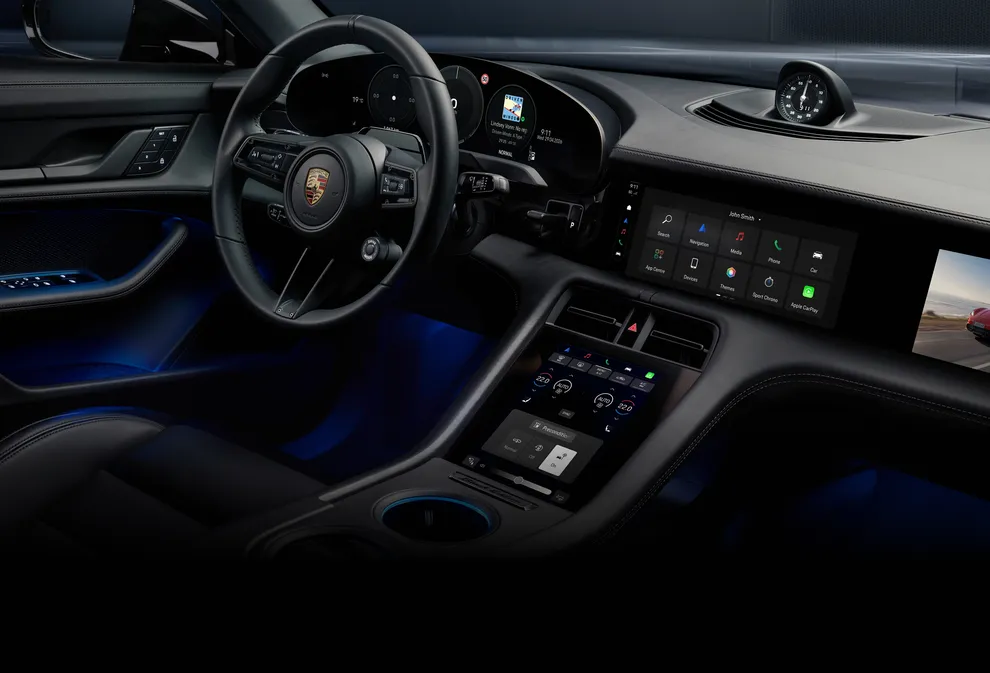 View into the cabin of the Porsche Taycan 4S Black Edition focussing on the steering wheel.