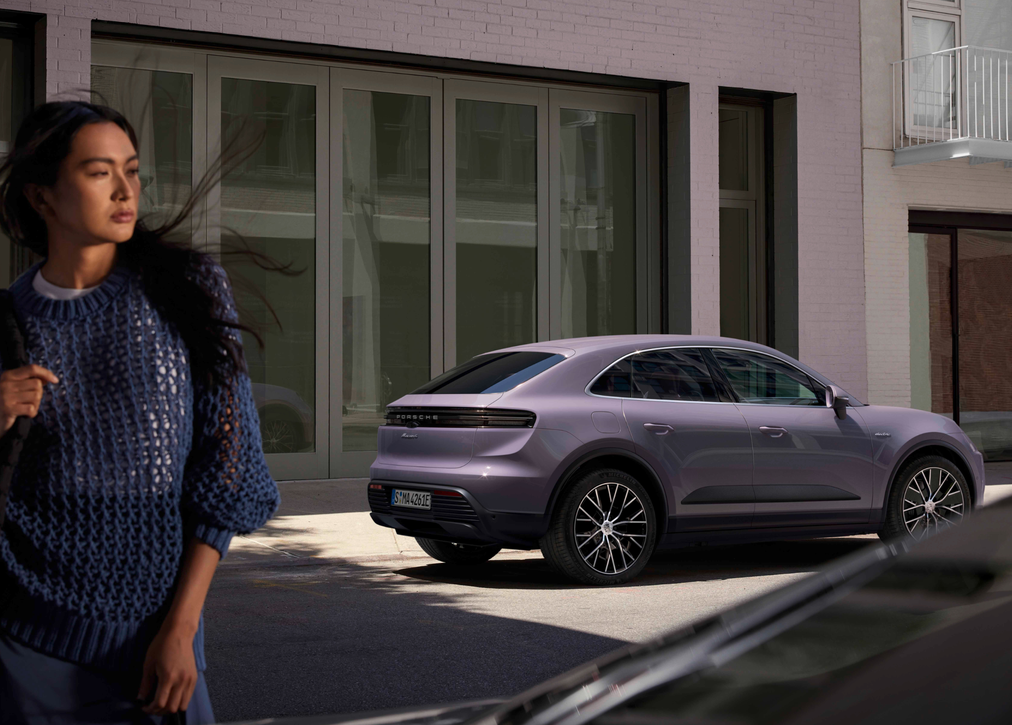 포르쉐 Macan 4 Electric 공식 측후면 실차 이미지