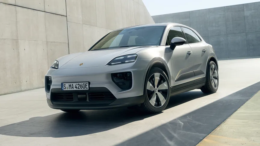 Ein Porsche Macan mit Advanced Package in einer Betonlandschaft. Blick auf Front und Seite.