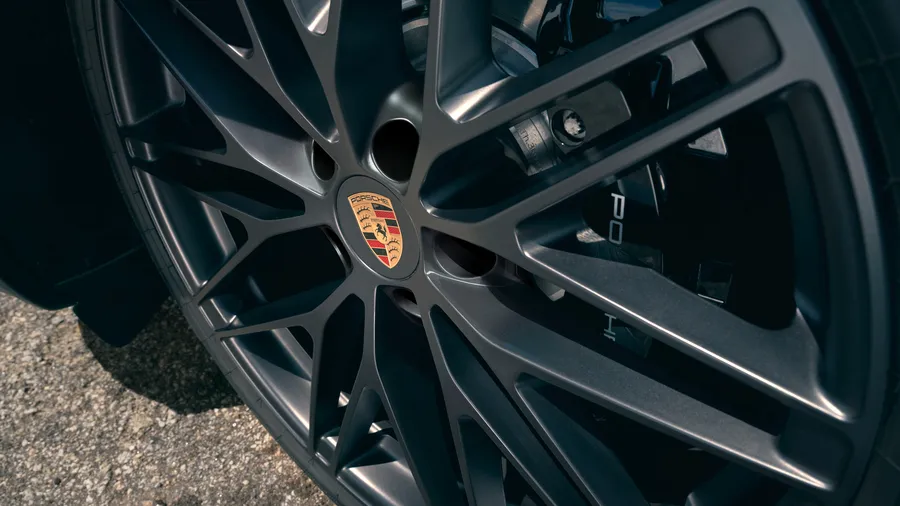 Detailansicht des 22-Zoll RS Spyder Design Rads in Anthrazitgrau beim Porsche Macan GTS.